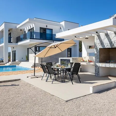 Lasttminutebooking - The Esterhazy Villa At Balaton *